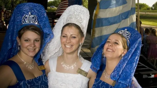 Reina y vicereinas de Montevideo, Minnesota, vestidas con los colores de la bandera de Uruguay.