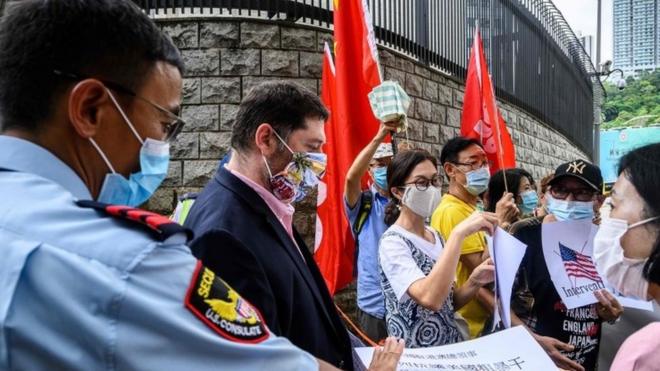 亲北京示威者在美国驻港总领事馆外抗议