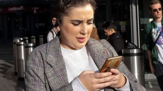 ఫోన్ చూస్తున్న యువతి