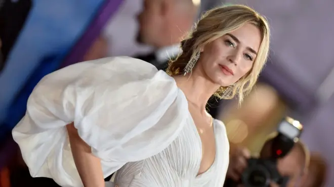 Aktris Emily Blunt tampil sebagai Mary Poppins, peran yang pada tahun 1964 melejitkan nama Julie Andrews.