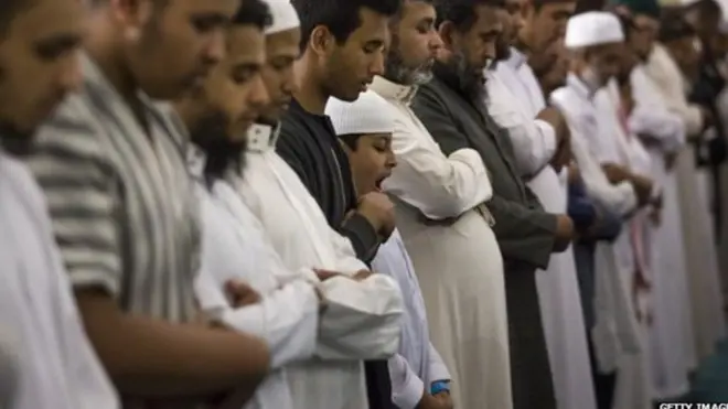 Waislamu wakifanya ibada. Utafiti unasema kuwa dini ya Uislamu inatarajiwa kuipiku ile ya Wakristo ifikiapo 2015