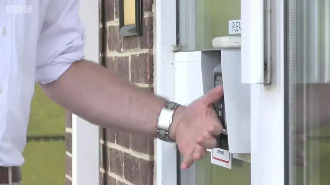 رجل بريطاني قام بزرع شريحة في يده يمكنها فتح باب مكتبه وسيارته.