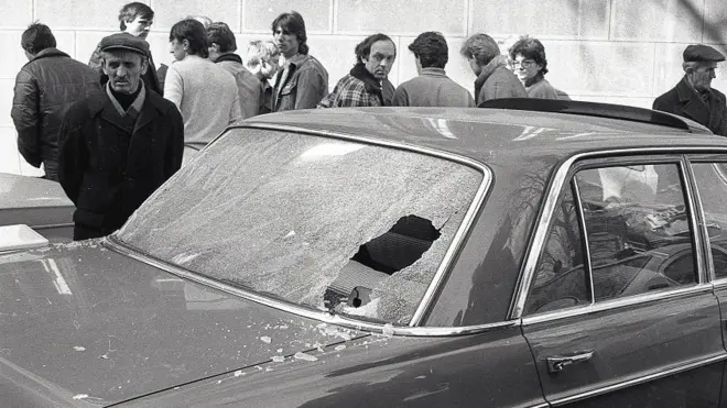 Turski ambasador Galip Balkar sedeo je na zadnjem sedištu crnog mercedesa