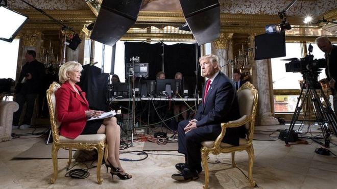 La presentadora Lesley Stahl, de CBS, sentada para entrevistar a Donald Trump en la casa del millonario.