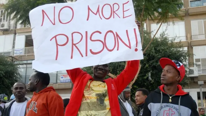 Нелегальные мигранты прибегают к демонстрациям, чтобы заявить о своих правах