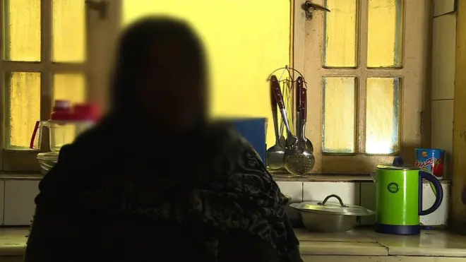 حلیمه که حالا زن شکسته و پیری شده، در کودکی وادار به ازدواج با پسر عمویش شد و فقر و تنگدستی نه تنها او را از چشیدن لذت کودکی محروم کرد، بلکه آغاز زندگی مشترک را هم بدون هیچ مراسمی عروسی برای او رقم زد.