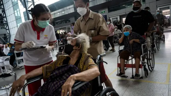ลำดับความสำคัญการฉีดวัคซีนในต่างประเทศคือ ให้ผู้สูงอายุและโรคประจำตัวเป็นลำดับต้น ๆ ถัดจากบุคลากรสาธารณสุข ทว่ายุทธศาสตร์ของประเทศไทย การคิกออฟในเดือนแรก วัคซีนถูกกระจายไปยังกลุ่มกดดันหลายกลุ่ม และมีปัญหาวัคซีนจำกัดไม่เป็นไปตามแผน