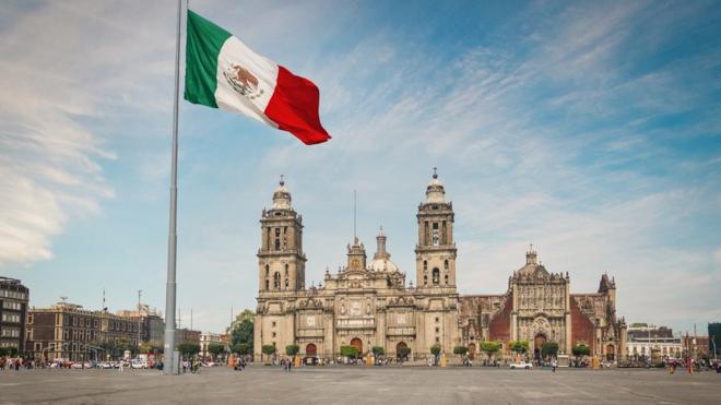 El Palacio Nacional y la Catedral Metropolitana (en la imagen, en el fondo) rodean la Plaza de la Constitución de Ciudad de México.