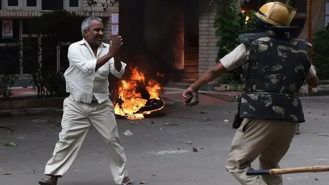 Polisi telah menangkap sekitar 2.500 pengikut Singh, setelah mereka melakukan pengrusakan dalam skala besar, termasuk membakar dua stasiun kereta, serta merusak mobil-mobil.