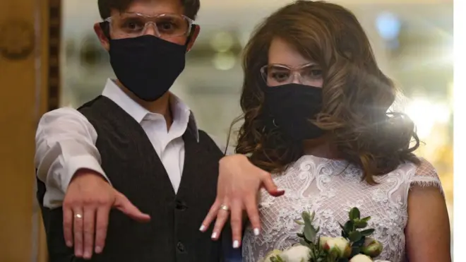 Oni koji su ipak odlučili da se venčaju - morali su u svetu to da urade uz mere predostrožnosti