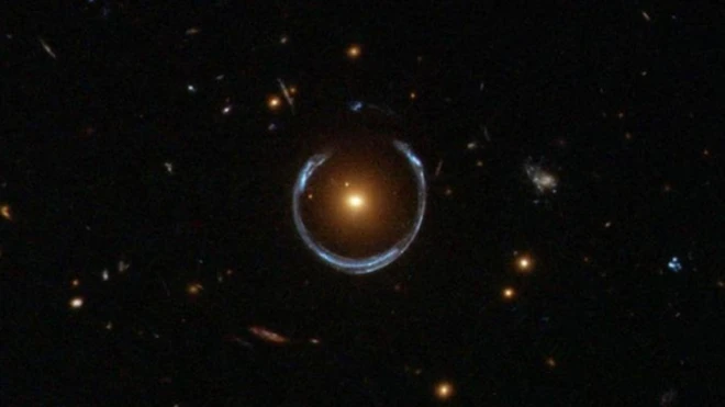 ปรากฎการณ์เลนส์ความโน้มถ่วงที่เกิดขึ้นจากดาราจักร LRG 3-757 ซึ่งกล้องโทรทรรศน์อวกาศฮับเบิลบันทึกภาพไว้ได้