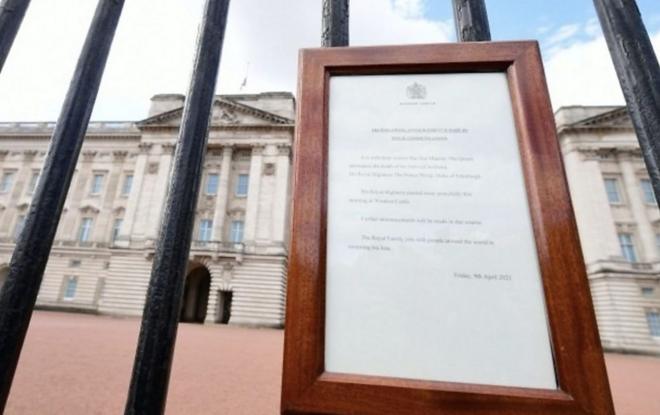 Aviso en la puerta del Palacio de Buckingham anunciando la muerte del príncipe Felipe.