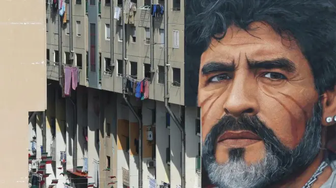 Diego Armando Maradona en un mural de la ciudad italiana.