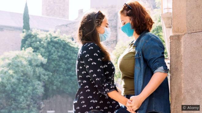 Duas mulhereswww blaze apostasmáscarawww blaze apostasmãos dadas