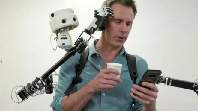 가려운 코를 긁어주는 로봇 백팩