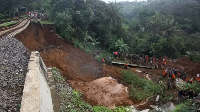 Lanskap Cijeruk, Bogor, Jawa Barat, Selasa (6/2), usai dilanda tanah longsor. Lima orang dilaporkan tewas akibat kejadian ini.