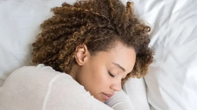 सोती हुई महिला