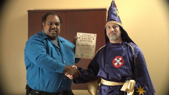 Daryl Davis com um membro da Ku Klux Klan