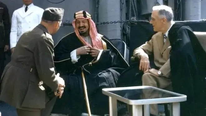14 फ़रवरी 1945 को सऊदी के किंग अब्दुलअज़ीज़ इब्न सऊद और अमरीका के तत्कालीन राष्ट्रपति फ़्रैंकलीन डी रूज़वेल्ट उस बैठक में