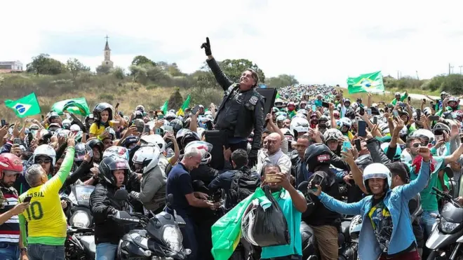 Durante motociata no interior de Pernambuco, Bolsonaro levantou a hipótese de uma "ruptura" institucional