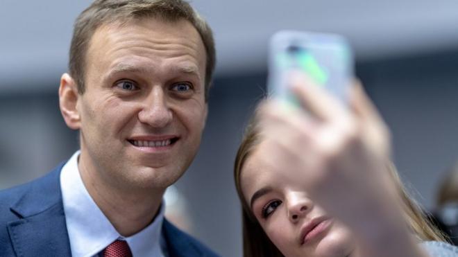 Navalni sa studentkinjom slika selfi u Strazburu
