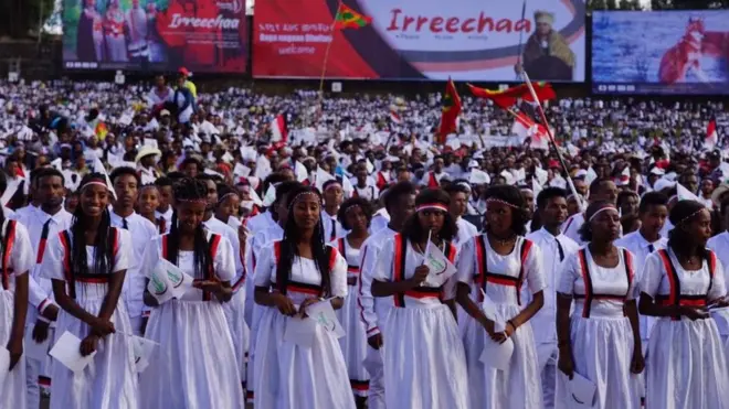 Namoota uffata aadaa Oromoo uffatanii Irreecha kabajaa jiran