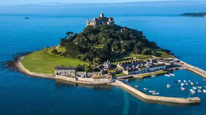 На горе Святого Михаила нужен садовник. Страдающих головокружением просят не беспокоиться