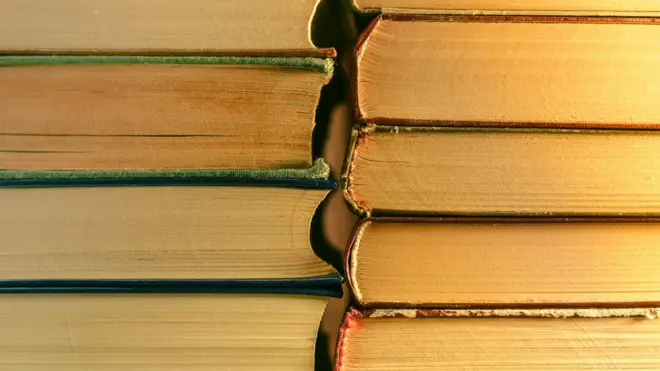 Возить в чемодане много книг из Шотландии в Россию и обратно - очень неудобно