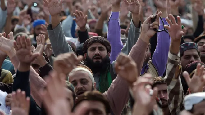 دھرنا ختم کرنے کے لیے حکومت احتیاط سے کام لے رہی ہے