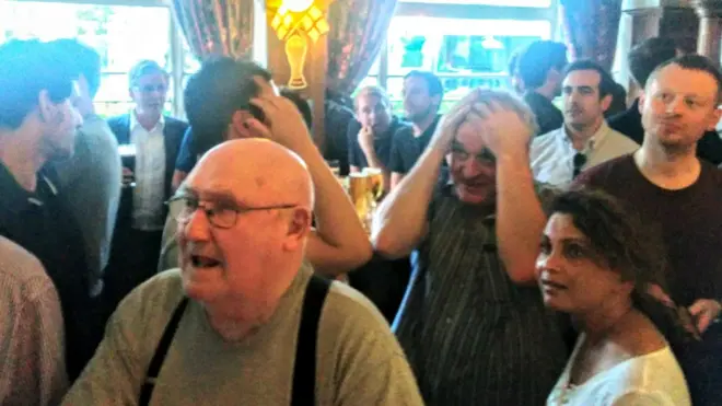 Pub menjadi penuh pengunjung bahkan pada Senin malam yang biasanya sepi.