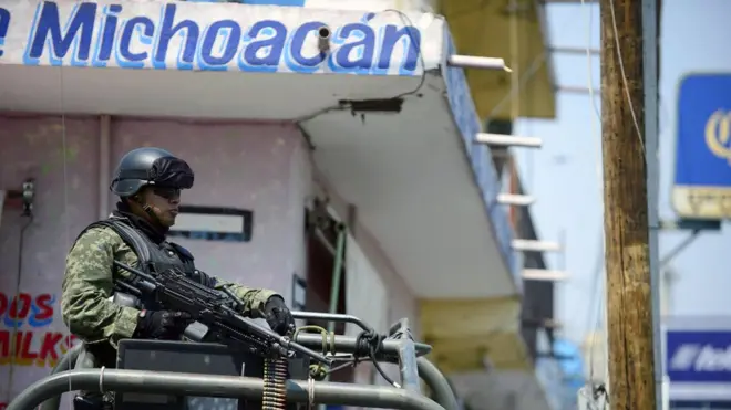 Policía armado en Michoacán