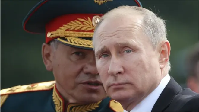 Menteri Pertahanan Rusia Sergei Shoigu (kiri) mengatakan mereka akan mengembangkan rudal darat baru dalam dua tahun ke depan.