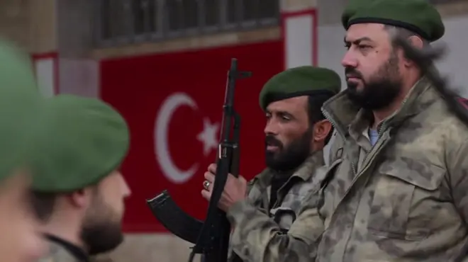 Azez'de arkada Türk bayrağı, önde Özgür Suriye Ordusu askerleri