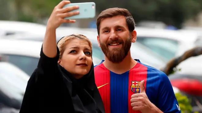 ایران کے شہر ہمدان میں ایک طالب علم رضا پرستش کی شکل ارجنٹائن کے سٹار فٹبالر لیونل میسی سے ملتی ہے اور یہی وجہ سے ان کے ساتھ سیلفی بنانے کے خواہشمندوں کا تاتنا بندھ گیا۔