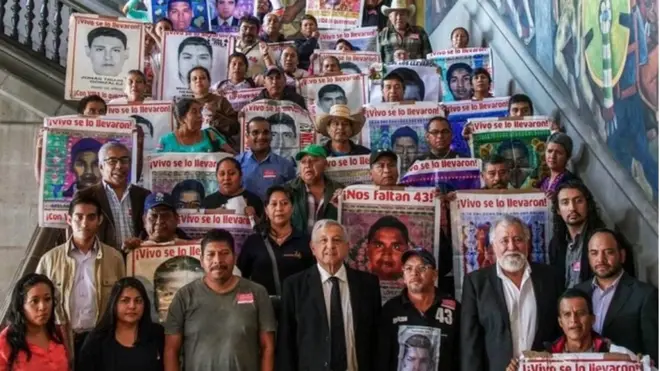 AMLO y familiares de los estudiantes desaparecidos de Ayotzinapa.