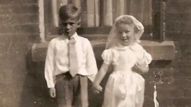 Carolyn Mercer (kiri) di tahun 1950-an, dengan adik perempuannya.