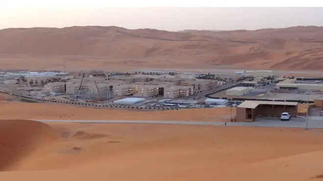 حقل نفط في الصحراء