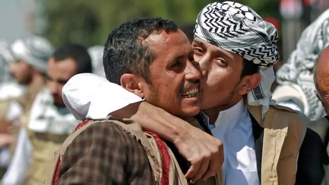 أسرى يتبادلون القبل خلال عملية التبادل