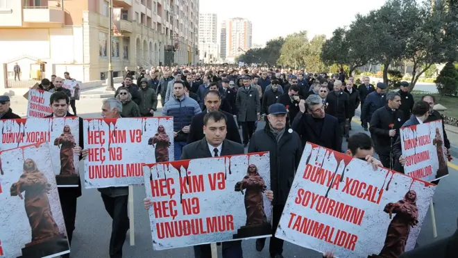 "Heç kim və heç nə unudulmur" plakatını tutan yürüş iştirakçıları
