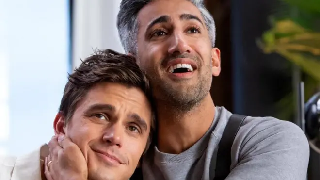 Anthony dan Tan France, bintang serial televisi Queer Eyes yang tayang di Netflix.