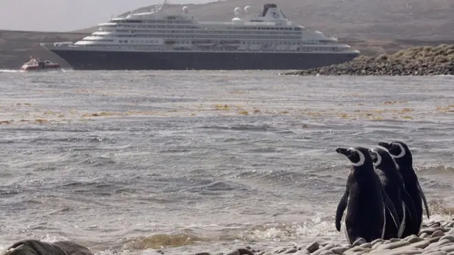 ในแต่ละปีมีนักท่องเที่ยวหลายหมื่นคนมาชมความงามของธรรมชาติบนหมู่เกาะฟอล์กแลนด์