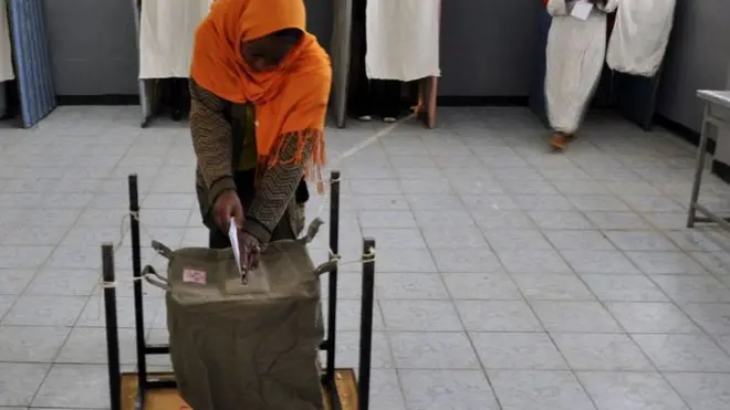 Dubartii korojoo keessa kaaedii filannoo buusaa jirtu