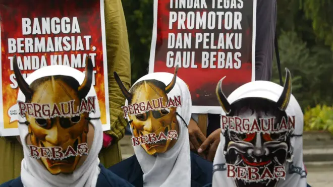 Sekelompok perempuan pendukung HTI menolak penggunaan kondom untuk menghindari HIV/AIDS di Surabaya pada hari AIDS sedunia pada 1 December 2013.