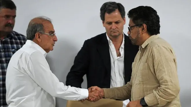 Poignée de main entre le commandant des Farc Ivan Marquez, à droite, et Humberto de la Calle, représentant du gouvernement aux négociations de paix