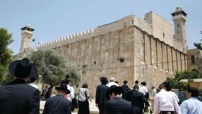 Umat Islam menyebutnya Masjid Ibrahim sementara bagi umat Yahudi adalah Makam Patriark.