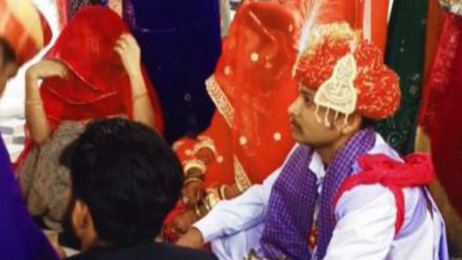 शादी के बाद दूल्हा दुल्हन को लेकर रीति रिवाज के अनुसार नारियल चढ़ाने के लिए मंदिर ले कर गए थे परिजन