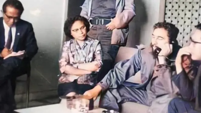 Saat peristiwa G30S pada 1965, Francisca Fanggidaej sedang mengemban misi diplomasi tidak bisa pulang ke Indonesia. Butuh puluhan tahun bertemu ketujuh anaknya kembali.