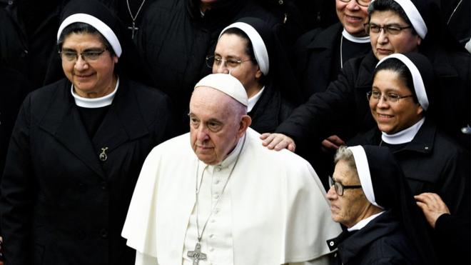 El papa Francisco con un grupo de monjas católicas.