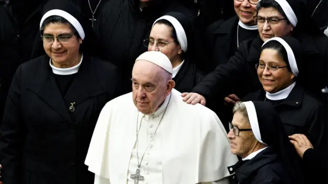 El papa Francisco con un grupojogo de bingo que paga de verdademonjas católicas.