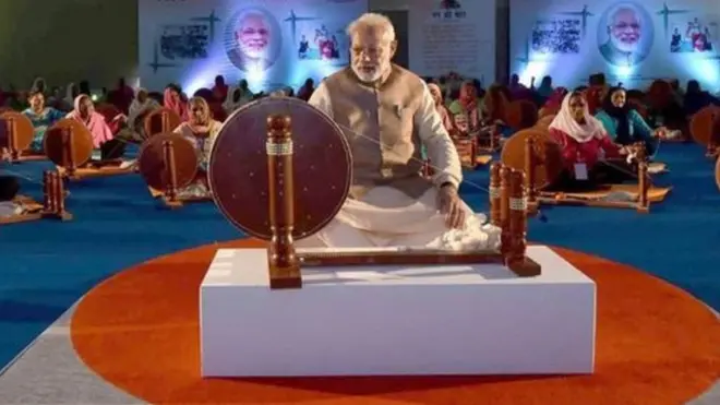 کے وی آئی سی کا کہنا ہے کہ انھوں نے مودی کی تصاویر کو اس لیے استعمال کیا کیونکہ انڈین وزیرِ اعظم ویلج انڈسٹریز کے بڑے حامی ہیں